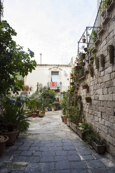 Typisk innergård i Ortigia — Stockfoto
